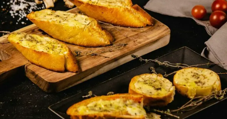What to Eat With Garlic Bread? (Secret Options!)